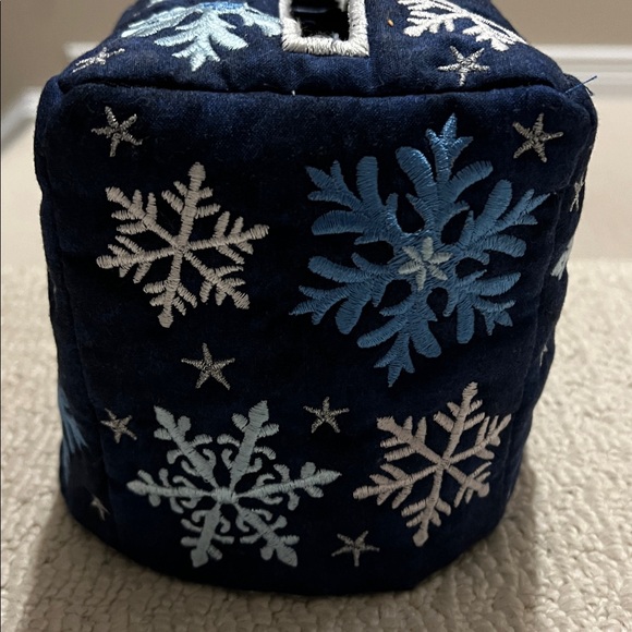 Snowflake Embroidered Tissue Box Cover - Picture 3 of 6